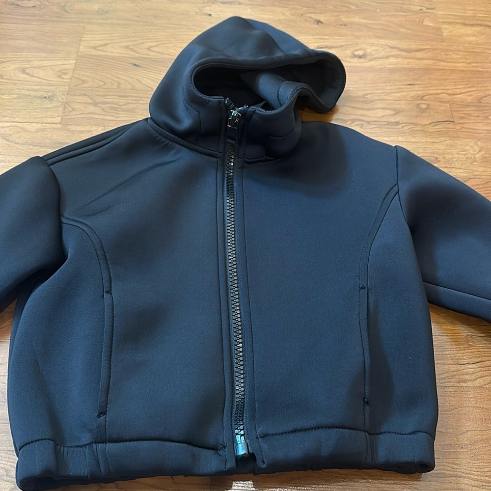 Zara girls hooded jacket in size 7. Zipped front with pockets.